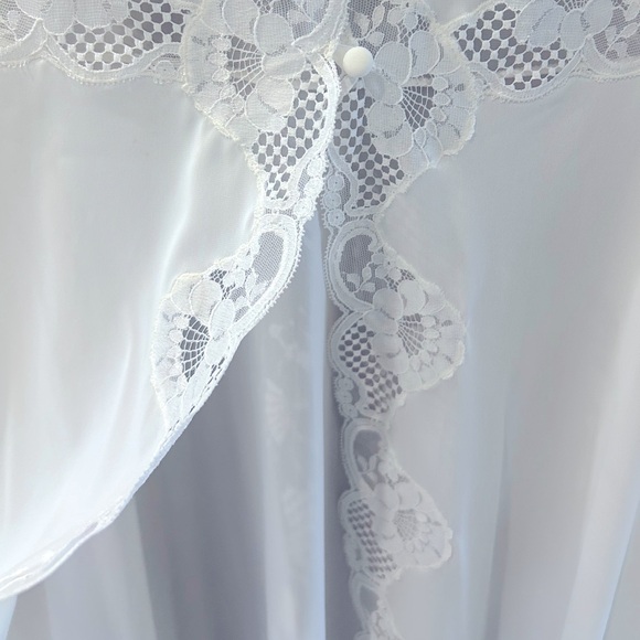 Vintage 1960’s white bridal/maternity shoot/duster robe with lace trim. - Picture 7 of 11